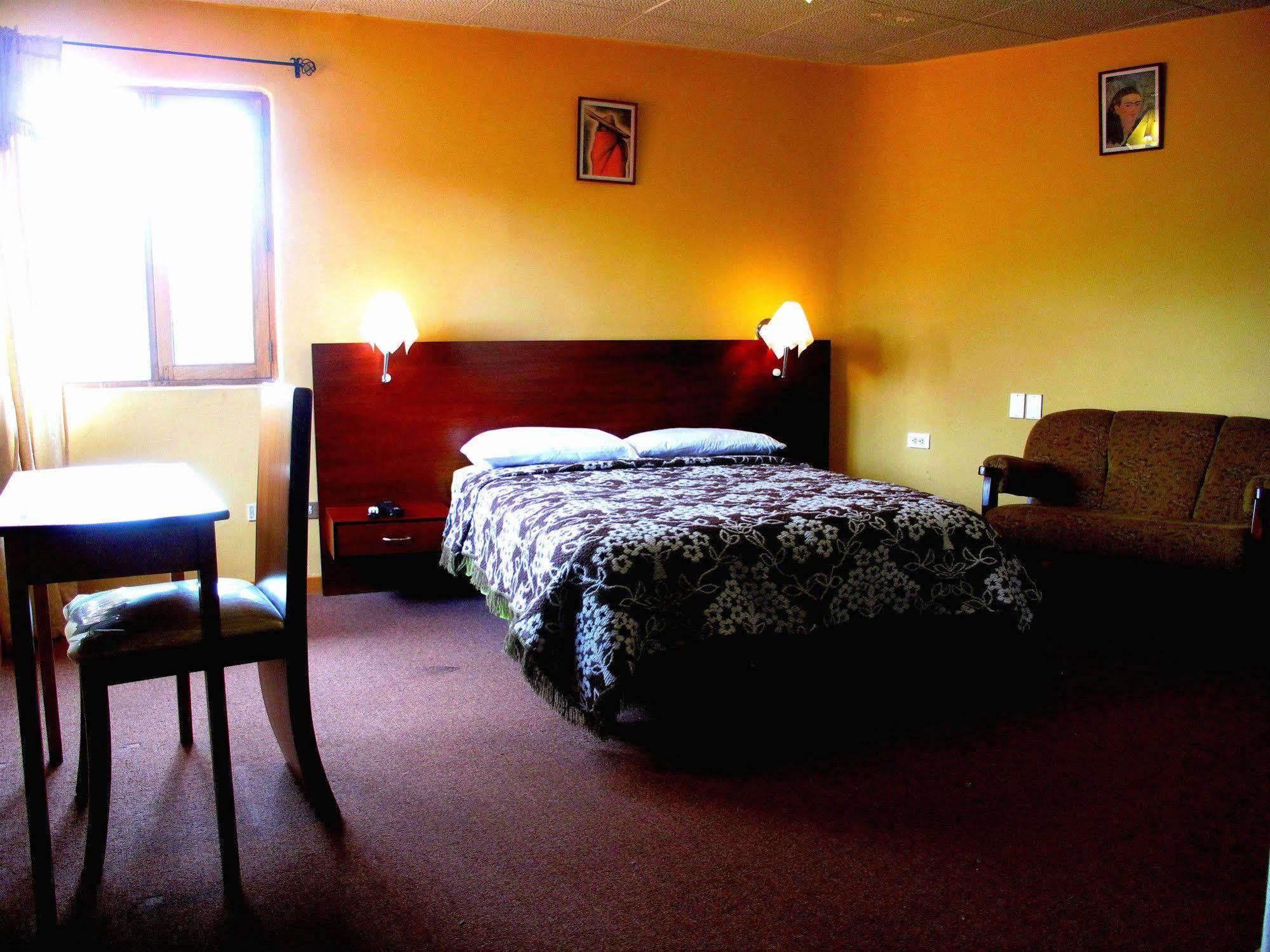 Aqua Hostal Mabel Куэнка Экстерьер фото