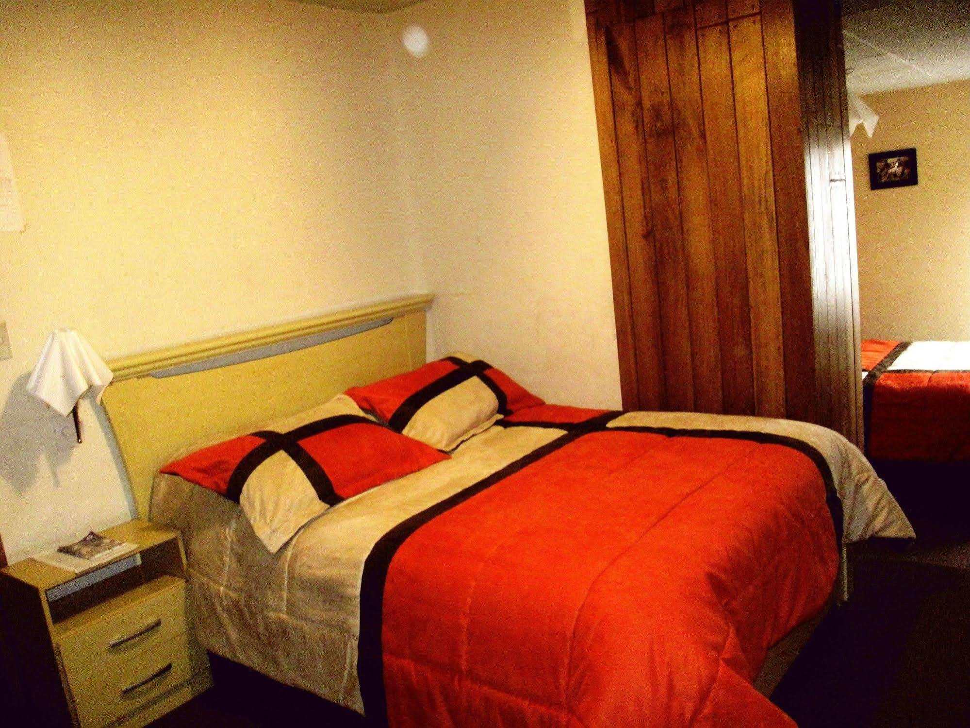 Aqua Hostal Mabel Куэнка Экстерьер фото